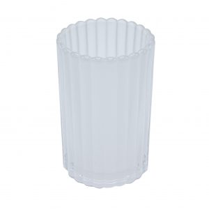 Een doorzichtige, lege plastic beker met verticale ribbels en een geschulpte rand, vergelijkbaar met de Theelichthouder kristalglas DORSETTO, wordt getoond tegen een effen witte achtergrond.