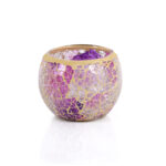 De Waxinelichthouder 8,5 CM Dorsetto mozaïek roos heeft een rond ontwerp met roze, paarse en gouden mozaïek glazen stukjes op een witte achtergrond.