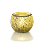 De Waxinelichthouder 8,5 CM Dorsetto mozaïek geel straalt van binnen een gloeiend geel licht uit en werpt een warme reflectie op het witte oppervlak eronder.