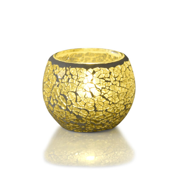 De Waxinelichthouder 8,5 CM Dorsetto mozaïek geel straalt van binnen een gloeiend geel licht uit en werpt een warme reflectie op het witte oppervlak eronder.