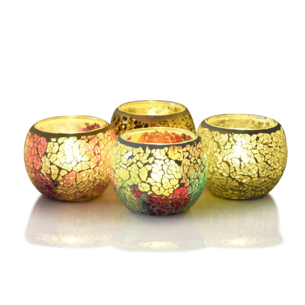 Vier Waxinelichthouder 8,5 CM Dorsetto mozaïek roodhouders gloeien in gele, gouden, rode en groene tinten met kaarsen erin, prachtig bij elkaar gerangschikt op een reflecterend wit oppervlak.