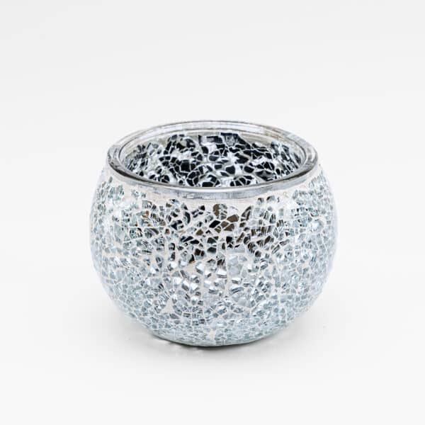 Een ronde, zwarte glazen theelichthouder (Theelichthouder zwart 9 CM DORSETTO) met een stijlvol craquelémotief, prachtig weergegeven op een witte achtergrond.