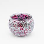 Theelichthouder 9 cm DORSETTO paars: Een ronde glazen kandelaar met een gebarsten mozaïek van zilver en roze, weergegeven op een effen witte achtergrond.