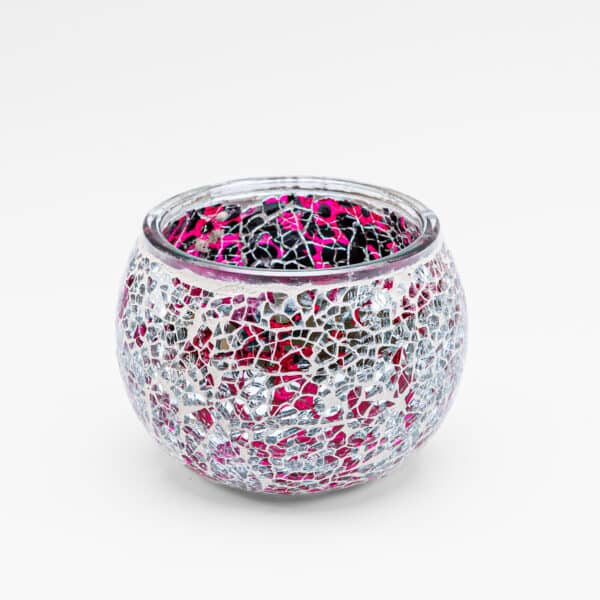 Theelichthouder 9 cm DORSETTO paars: Een ronde glazen kandelaar met een gebarsten mozaïek van zilver en roze, weergegeven op een effen witte achtergrond.