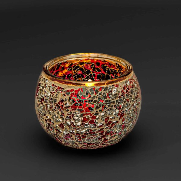 Theelichthouder 9 cm DORSETTO paars: Een ronde glazen waxinelichthouder met een mozaïekontwerp in paarse tinten, met reflecterende en gestructureerde fragmenten, tegen een effen donkere achtergrond.