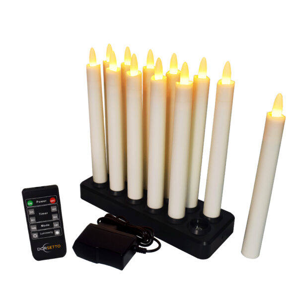De Dinerkaars 197mm LED DORSETTO oplaadbaar set bevat 12 warm wit kaarsen met een zwarte oplaadbasis, afstandsbediening en adapter voor maximaal 130 uur licht. Eén kaars kan apart worden geplaatst.