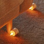 De 3D oplaadbare LED-Waxine/theelichtjes (12 stuks, 175 uur, met afstandsbediening en timerfunctie) geven een warme gloed onder de bank wanneer je ze bij de poten plaatst, waardoor het vloerkleed sfeervol verlicht wordt.