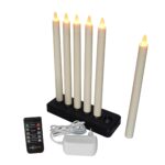 Zes LED dinerkaarsen van 270 mm oplaadbare kaarsen met warme witte vlammen staan in een zwarte voet, bediend met een afstandsbediening en witte adapter. Elke kaars geeft tot 130 uur sfeer; één kaars wordt apart weergegeven.