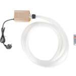 De Sterrenhemel RGB 400 sterren met afstandsbediening set bestaat uit een netsnoer, heldere glasvezelstrengen en een compacte afstandsbediening, afgebeeld op een witte achtergrond.