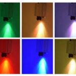 Zes spots projecteren kleuren op een muur - groen, geel, paars boven; rood, blauw, lichtblauw onder - en vormen zo unieke driehoeken. Dit creëert een LED Sterrenhemel (400 sterren) effect met 4,5 meter lange glasvezelkabels.