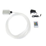 De LED Sterrenhemel RGB hoge kwaliteit (180 sterren) met afstandsbediening bevat een lange witte kabel, zilveren bedieningskast, zwarte voedingsadapter en compacte afstandsbediening met gekleurde knoppen, allemaal afgebeeld op een witte achtergrond.