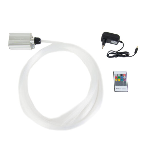 De LED Sterrenhemel RGB hoge kwaliteit (180 sterren) met afstandsbediening bevat een lange witte kabel, zilveren bedieningskast, zwarte voedingsadapter en compacte afstandsbediening met gekleurde knoppen, allemaal afgebeeld op een witte achtergrond.