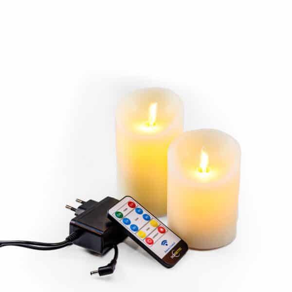 De LED kleine wax kaarsen set 2 kaarsen DORSETTO, met twee vlamloze kaarsen met gloeiend geel licht, wordt getoond samen met een afstandsbediening en voedingsadapter op een witte achtergrond.