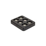 Een zwart rechthoekig oplaaddock met zes ronde sleuven, elk met metalen contacten voor het opladen van apparaten zoals het LED theelichtje oplaadbaar waterdicht RGB LOS DORSETTO, afgebeeld tegen een witte achtergrond.