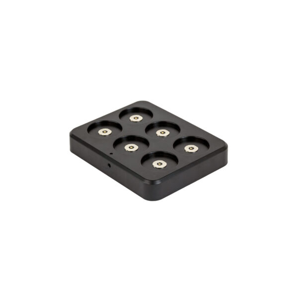 Een zwart rechthoekig oplaaddock met zes ronde sleuven, elk met metalen contacten voor het opladen van apparaten zoals het LED theelichtje oplaadbaar waterdicht RGB LOS DORSETTO, afgebeeld tegen een witte achtergrond.