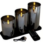 De DORSETTO oplaadbare led kaarsen set bevat drie metallic LED-kaarsen met 3D vlam op een zwart dienblad, inclusief afstandsbediening en USB-kabel. Dankzij de techniek zijn ze in 3 uur opgeladen en gaan ze tot 105 uur mee.