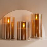 De DORSETTO oplaadbare led kaarsen set (3 stuks, 105 uur brandtijd) met afstandsbediening zorgt voor sfeervol groen licht in glazen houders-perfect voor bars en restaurants.