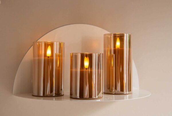 De DORSETTO oplaadbare led kaarsen set (3 stuks, 105 uur brandtijd) met afstandsbediening zorgt voor sfeervol groen licht in glazen houders-perfect voor bars en restaurants.