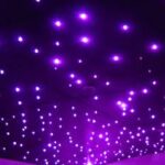 Transformeer je plafond met de LED Sterrenhemel (400 sterren) met 4,5 meter lange glasvezeldraden, die een betoverend nachtelijk sterrreneffect creëren met honderden fonkelende paarse LED-lampjes.