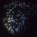 Een cluster van kleine, witte LED Sterrenhemel (400 sterren) lampjes met 4,5 meter lange glasvezeldraden verspreid over een donkere achtergrond, die lijken op sterren aan de nachtelijke hemel.