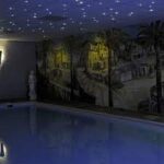 Een binnenzwembad heeft een muurschildering van verlichte gebouwen en bomen, een wit standbeeld en een betoverende LED Sterrenhemel (400 sterren) met 4,5 meter lange glasvezelkabels die een gloeiend stereffect op het plafond creëren.