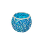 De Waxinelichthouder 8,5 CM Dorsetto mozaïek blauw heeft helderblauwe mozaïekstukjes met wit voegsel, waardoor een prachtig ontwerp ontstaat tegen een witte achtergrond.