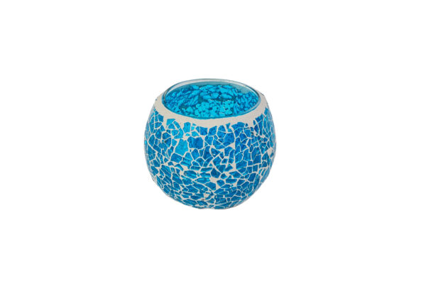 De Waxinelichthouder 8,5 CM Dorsetto mozaïek blauw heeft helderblauwe mozaïekstukjes met wit voegsel, waardoor een prachtig ontwerp ontstaat tegen een witte achtergrond.