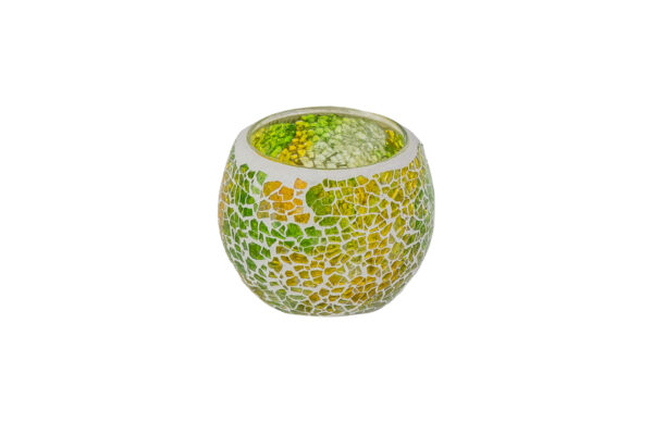 De Waxinelichthouder 8,5 CM Dorsetto mozaïek geel is een ronde kandelaar met een witte basis, voorzien van een onregelmatig mozaïek van kleine groene, gele en oranje tegeltjes op een witte achtergrond.