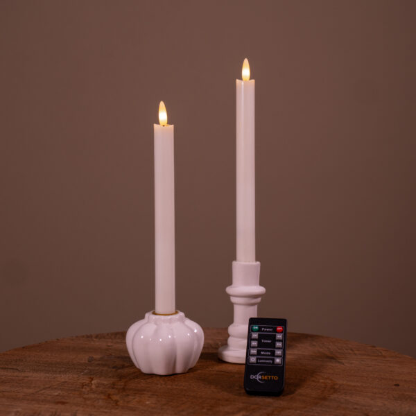 Zwei Kerzen auf einem Tisch.