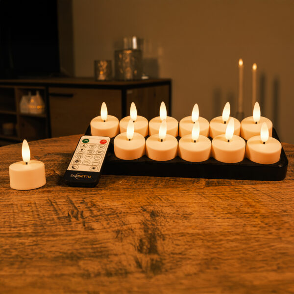 Ein Satz batteriebetriebener Teelichter mit realistisch flackernden Flammen ist auf einem Holztisch aufgestellt. Daneben befindet sich eine Fernbedienung. Im Hintergrund ist ein gemütlicher, sanft beleuchteter Raum zu sehen.