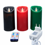 Eine schwarze flammenlose LED-Wachskerze (D7,5 × H15 cm) mit beweglicher Flamme wird mit einer Fernbedienung geliefert und ist mit einem weißen europäischen Netzteil abgebildet, alles vor einem weißen Hintergrund.