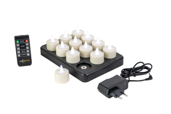 Ein Set aus 6 wiederaufladbaren LED-Teelichtern 3D mit bis zu 400 Stunden Brenndauer, Timerfunktion und Fernbedienung, dargestellt auf einer schwarzen Ladestation mit Netzadapter auf weißem Hintergrund.