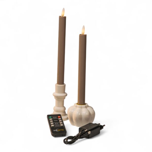 Twee bruine vlamloze LED conische kaarsen in witte houders, afgebeeld met een zwarte afstandsbediening en een zwarte voedingsadapter, alles geplaatst op een witte achtergrond.