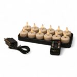 Een set van 12 LED waxinelichtjes op batterijen met realistische vlammen, gerangschikt in een oplaadplateau. Ook afgebeeld zijn een zwarte voedingsadapter en een afstandsbediening.