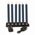 Ein Set aus sechs blauen elektrischen Kerzen mit flammenförmigen LED-Lichtern, die auf einem schwarzen Sockel stehen. Vorne befinden sich eine Fernbedienung und ein Netzgerät, alles auf weißem Hintergrund.