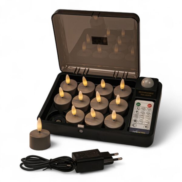 Ein Set mit zehn flammenlosen LED-Teelichtern in einem Ladeetui, mit einem Teelicht außerhalb des Etuis, einem schwarzen Netzadapter und einer Fernbedienung im Lieferumfang. Die Teelichter haben gelb-orange leuchtende Spitzen.
