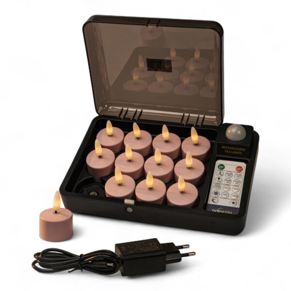 Eine schwarze Ladestation mit elf rosafarbenen LED-Teelichtern und einer Fernbedienung, wobei eine Kerze außerhalb der Station steht. Vor der Station befindet sich ein Netzadapter mit einem zweipoligen Stecker.