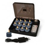 Ein Set aus zehn blauen LED-Teelichtern mit flammenförmigen Spitzen, die in einem schwarzen Gehäuse aufgeladen werden. Das Set enthält eine Fernbedienung und einen Netzadapter, wobei ein Teelicht außerhalb des Gehäuses platziert wird.