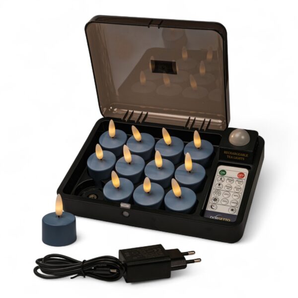 Ein Set aus zehn blauen LED-Teelichtern mit flammenförmigen Spitzen, die in einem schwarzen Gehäuse aufgeladen werden. Das Set enthält eine Fernbedienung und einen Netzadapter, wobei ein Teelicht außerhalb des Gehäuses platziert wird.