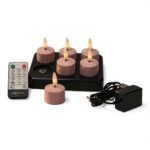 Ein Set aus sechs rosafarbenen LED-Teelichtern mit einer schwarzen Ladestation, einer Fernbedienung und einem Netzadapter, alles auf weißem Hintergrund.