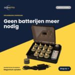 Ein Set von 12 olivgrünen, wiederaufladbaren LED-Teelichtern mit Fernbedienung, bis zu 400 Stunden Brenndauer, auf gelbem und marineblauem Hintergrund. Der niederländische Text hebt die batterielose, nachhaltige Beleuchtung hervor.